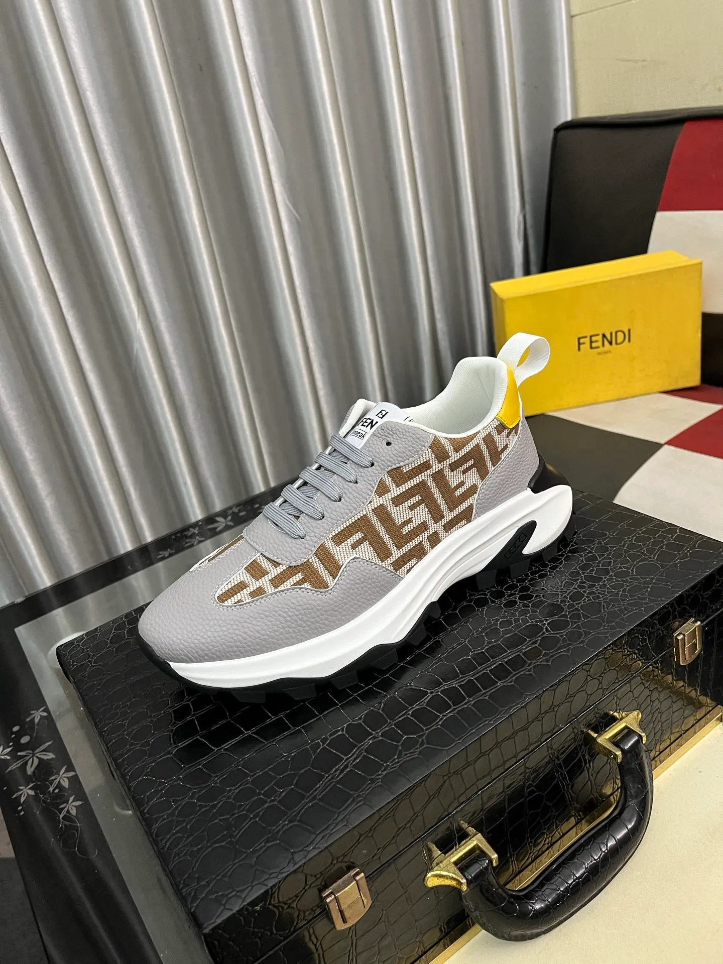 Men's Men's Shoes💰458⌚️⌚️[FENDI] Fendi's classic and comfortable men's, this complex sneaker is made of soft calfskin➕genuine leather lining➕original ultra-light rubber material with rough outsole. This unique light style is suitable for the casual and refined sensibility of this season. It is comfortable and natural on the feet. It is an everyday style for casual travel in autumn and winter! Code number: 38-443️⃣Colors available